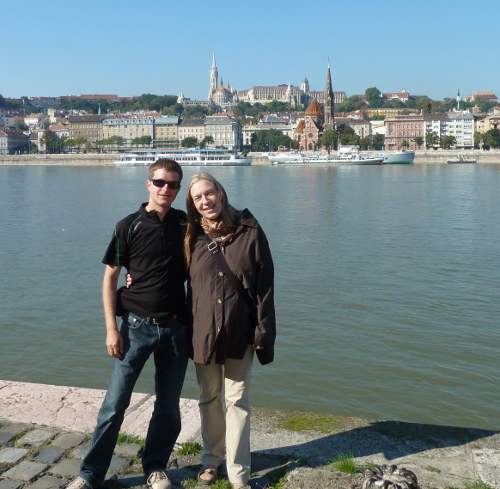 In Budapest: Im Rücken von uns die Fischerbastei