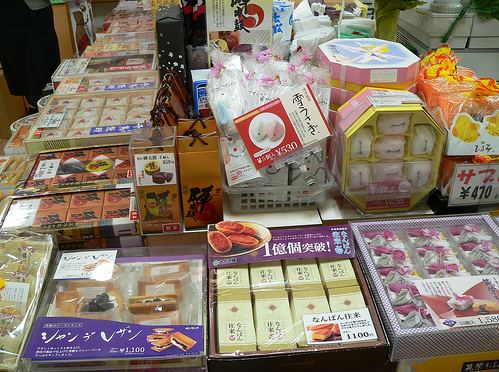 Japanische Süßigkeiten, die auf den ersten Blick lecker und schön verpackt aussehen