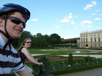 Mit dem Rad fahren wir durch den Schlosspark Charlottenburg im Juni 2010